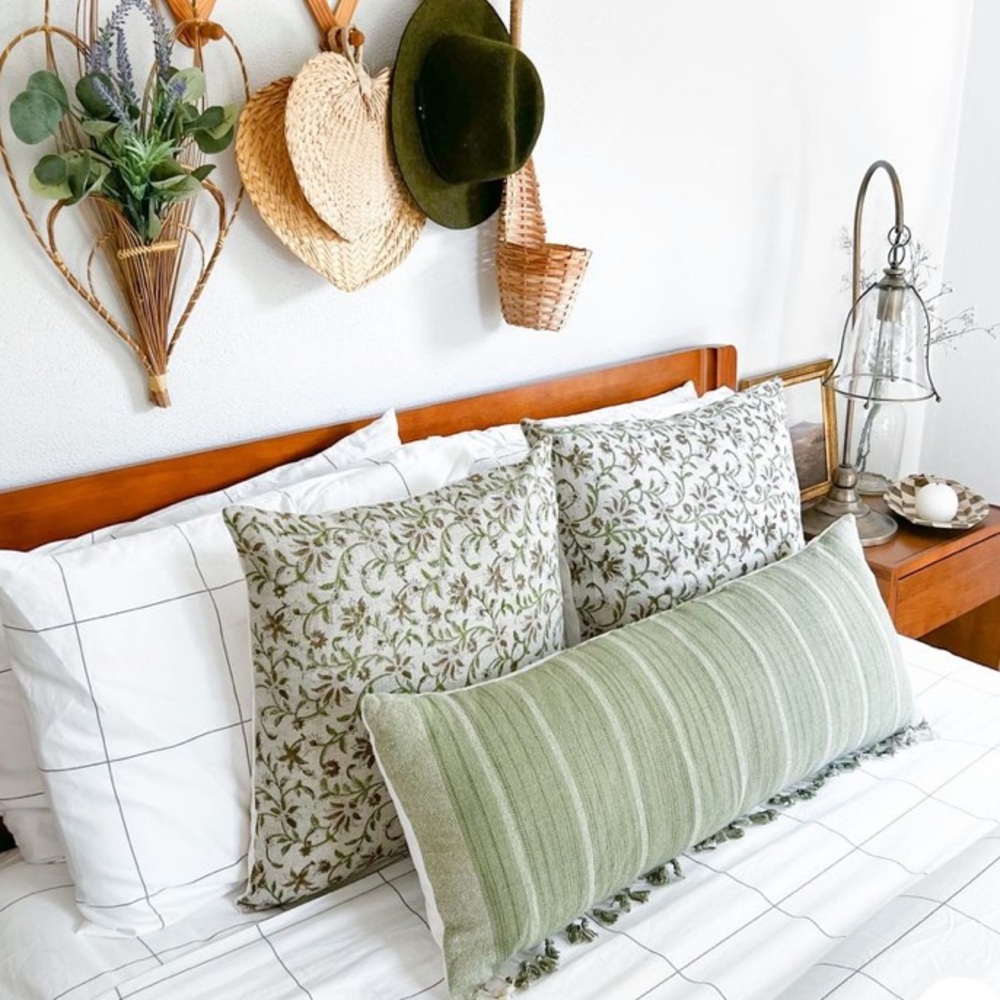 Threshol Lumbar pillow moss green